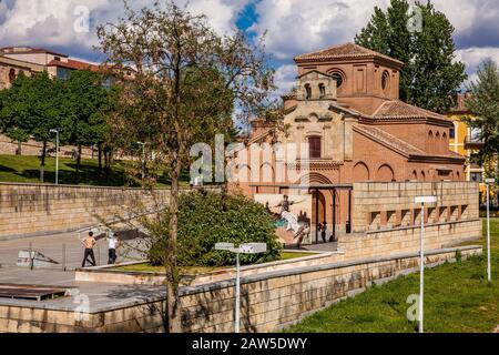 Salamanca, SPANIEN - MAI 2018: Skater im Skate-Park neben der historischen Kirche Santiago del Arrabal in Salamanca Stockfoto