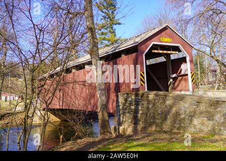 Brownstown, PA/USA - 3. Februar 2020: Zook's Mill Bridge ist eine rote, 74 Fuß überdachte Brücke, die den Cocalico Creek im Lancaster County überspannt. Das war es Stockfoto