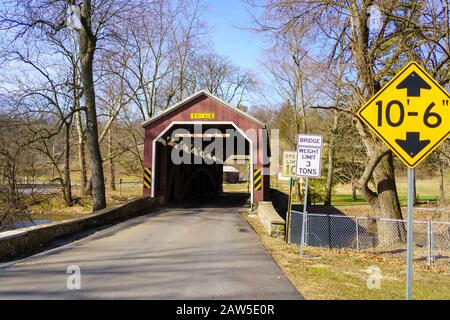 Brownstown, PA/USA - 3. Februar 2020: Zook's Mill Bridge ist eine rote, 74 Fuß überdachte Brücke, die den Cocalico Creek im Lancaster County überspannt. Das war es Stockfoto