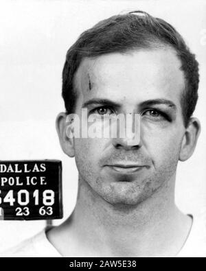 1963, 23. november, DALLAS, TEXAS, USA: LEE HARVEY OSWALD (* 1939; † 1963), wurde der Mörder, der die USA ermordete, von der Polizeibehörde erschossen Stockfoto