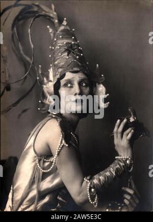 Im Ballett LA PERI von Dukas, Decor et Co., War Die gefeierte russische Tänzerin ANNA PAVLOVA ( Pavlovna, 1881 - 1931 ) Stockfoto