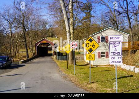 Brownstown, PA/USA - 3. Februar 2020: Zook's Mill Bridge ist eine rote, 74 Fuß überdachte Brücke, die den Cocalico Creek im Lancaster County überspannt. Das war es Stockfoto