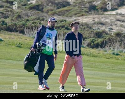 Kieselstrand, USA. Februar 2020. Monterey, Kalifornien, USA 6. Februar 2020 Macklemore (Benjamin Hammond Haggerty) geht am ersten Tag des AT&T Pro-Am PGA Golf Events am Pebble Beach Credit auf die Fairway am Spyglass Hill: Motofoto/Alamy Live News Stockfoto