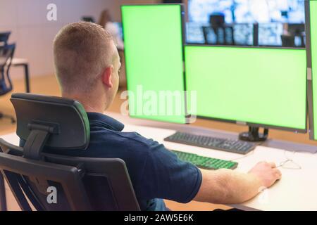 Sicherheit Schutz Überwachung moderne CCTV-Kameras in der Überwachung. Männliche Security Guard in der Überwachung. Stockfoto