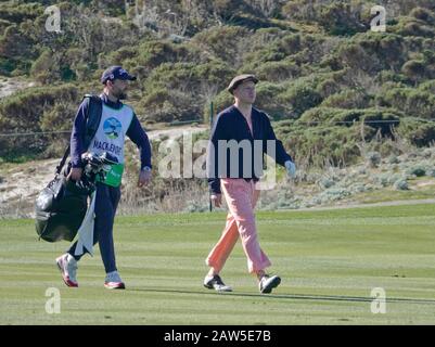 Kieselstrand, USA. Februar 2020. Monterey, Kalifornien, USA 6. Februar 2020 Macklemore (Benjamin Hammond Haggerty) geht am ersten Tag des AT&T Pro-Am PGA Golf Events am Pebble Beach Credit auf die Fairway am Spyglass Hill: Motofoto/Alamy Live News Stockfoto