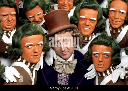 1971, USA: Der amerikanische Schauspieler GENE WILDER (* 1933 - 2016) und Oompa Loompas , Pubblizität noch für den Film "Willys Wonka & The Chocolate Facto" Stockfoto