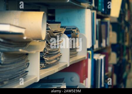 Ein Stapel von Zeitschriften in einem Bibliotheksregal Stockfoto