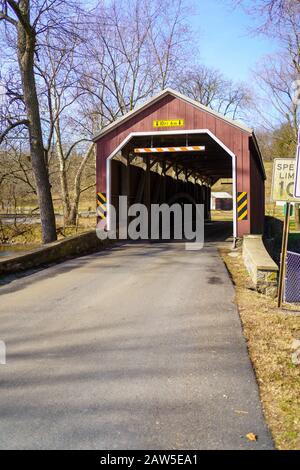 Brownstown, PA/USA - 3. Februar 2020: Zook's Mill Bridge ist eine rote, 74 Fuß überdachte Brücke, die den Cocalico Creek im Lancaster County überspannt. Das war es Stockfoto