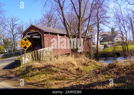 Brownstown, PA/USA - 3. Februar 2020: Zook's Mill Bridge ist eine rote, 74 Fuß überdachte Brücke, die den Cocalico Creek im Lancaster County überspannt. Das war es Stockfoto