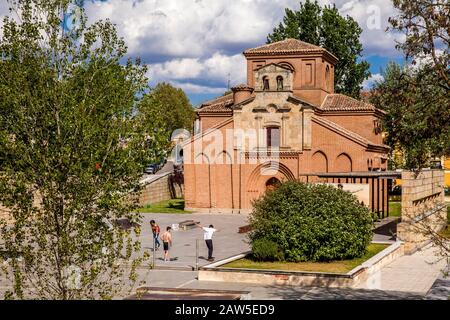 Salamanca, SPANIEN - MAI 2018: Skater im Skate-Park neben der historischen Kirche Santiago del Arrabal in Salamanca Stockfoto