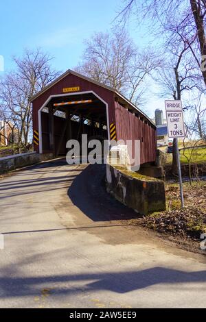 Brownstown, PA/USA - 3. Februar 2020: Zook's Mill Bridge ist eine rote, 74 Fuß überdachte Brücke, die den Cocalico Creek im Lancaster County überspannt. Das war es Stockfoto