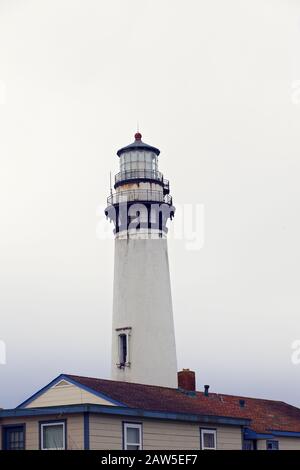 Pigeon Point Lighthouse an einem Foggy Day an der Nordkalifornischen Küste in Pescadero, Kalifornien, USA Stockfoto