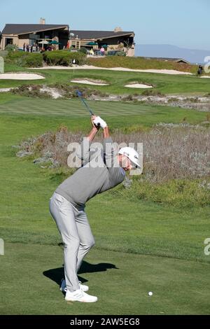 Kieselstrand, USA. Februar 2020. Monterey, Kalifornien, USA 6. Februar 2020 Dustin Johnson schwenkt auf den 5. HoleJordan Spieth und ihre Transportgestelle auf Spyglass Hill am ersten Tag des AT&T Pro-Am PGA Golf Events im Pebble Beach Credit: Motofoto/Alamy Live News Stockfoto