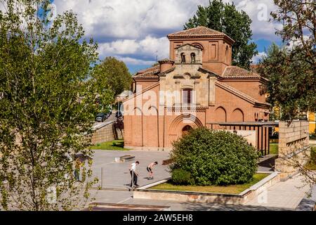 Salamanca, SPANIEN - MAI 2018: Skater im Skate-Park neben der historischen Kirche Santiago del Arrabal in Salamanca Stockfoto