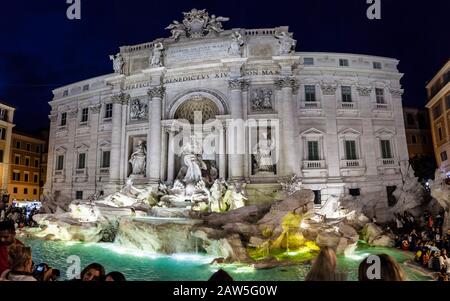 Der Trevi-Brunnen in Rom Italien nachts. Stockfoto