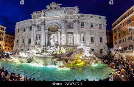 Der Trevi-Brunnen in Rom Italien nachts. Stockfoto