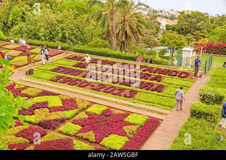Funchal, Portugal - 03. Juni 2013: Botanischer Garten "Jardim Botanico" in Funchal, Madeira. Offizieller Name des Gartens in Blumenbriefen. Stockfoto
