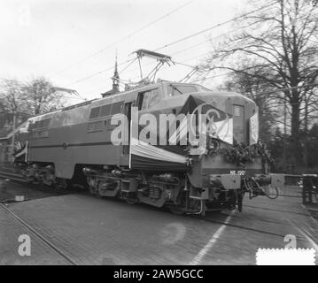 Neue amerikanische Elektrolokomotive (Serie 1200), die in Lizenz von Werkspoor Utrechter gebaut wurde [Lok, die einen Bahnübergang passiert] Datum: 27. November 1951 Schlagwörter: Lokomotiven, Eisenbahninstitut Name: VMF Stork: Dunes, of/Anefo Urheberrechtsinhaber: National Archives Materialtyp: Glas Negative Archivnummer: Siehe Zugang 2.24.01.09 Stockfoto
