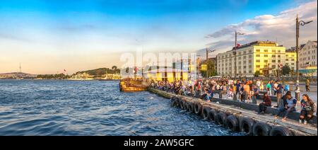 Istanbul, Türkei - 07.12.2019. Viele Menschen im Stadtteil Eminönü in Istanbul an einem sonnigen Sommertag Stockfoto