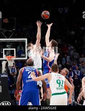 Istanbul/TÜRKEI - 7. FEBRUAR 2020: Martinas Geben und Tibor Pleiss in der Jump Ball Challenge während des Basketballspiels der Euroleague 2019-20 Runde 24 zwischen Anadolu Efes und Zalgiris Kaunas im Sinan erdem Dome. Stockfoto