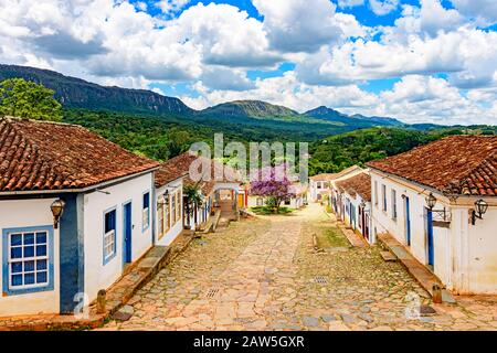 Blick auf das historische Stadtzentrum von Tiradentes mit seinen alten Häusern im Kolonialstil und den Bergen im Hintergrund Stockfoto