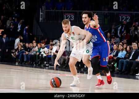 Istanbul/TÜRKEI - 7. FEBRUAR 2020: Thomas Walkup und Shane Larkin im Einsatz während des Basketballspiels der Euroleague 2019-20 Runde 24 zwischen Anadolu Efes und Zalgiris Kaunas im Sinan erdem Dome. Stockfoto