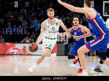 Istanbul/TÜRKEI - 7. FEBRUAR 2020: Thomas Walkup und Shane Larkin im Einsatz während des Basketballspiels der Euroleague 2019-20 Runde 24 zwischen Anadolu Efes und Zalgiris Kaunas im Sinan erdem Dome. Stockfoto