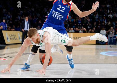 Istanbul/TÜRKEI - 7. FEBRUAR 2020: Thomas Walkup während des Basketballspiels der Euroleague 2019-20 Runde 24 zwischen Anadolu Efes und Zalgiris Kaunas im Sinan erdem Dome. Stockfoto