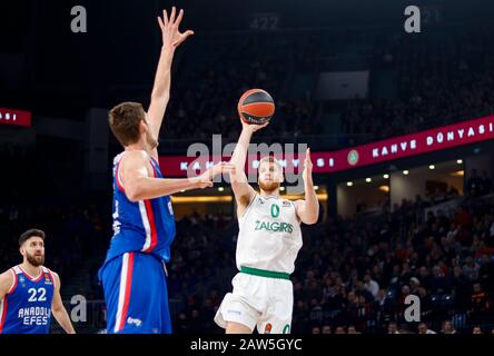 Istanbul/TÜRKEI - 7. FEBRUAR 2020: Thomas Walkup und Tibor Pleiss während des Basketballspiels der Euroleague 2019-20 Runde 24 zwischen Anadolu Efes und Zalgiris Kaunas im Sinan erdem Dome. Stockfoto