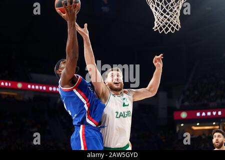 Istanbul/TÜRKEI - 7. FEBRUAR 2020: Chris Singleton und. Martinas Geben während des Basketballspiels der Euroleague 2019-20 Runde 24 zwischen Anadolu Efes und Zalgiris Kaunas im Sinan erdem Dome. Stockfoto