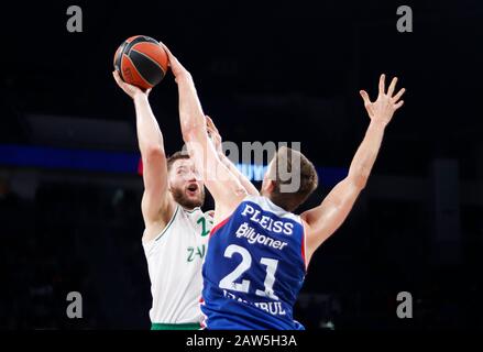 Istanbul/TÜRKEI - 7. FEBRUAR 2020: Martinas Geben und Tibor Pleiss im Einsatz während des Basketballspiels der Euroleague 2019-20 Runde 24 zwischen Anadolu Efes und Zalgiris Kaunas im Sinan erdem Dome. Stockfoto