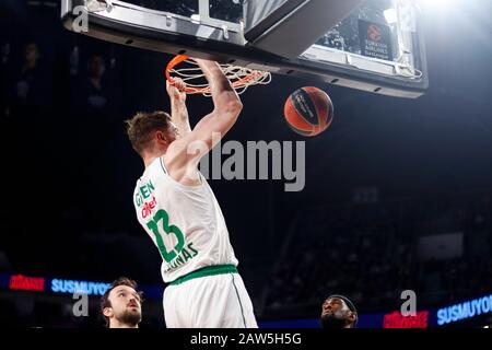 Istanbul/TÜRKEI - 7. FEBRUAR 2020: Martinas Gebt Dunks während des Basketballspiels der Euroleague 2019-20 Runde 24 zwischen Anadolu Efes und Zalgiris Kaunas im Sinan erdem Dome. Stockfoto