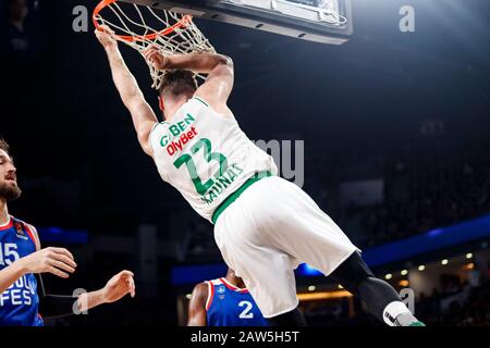 Istanbul/TÜRKEI - 7. FEBRUAR 2020: Martinas Gebt Dunks während des Basketballspiels der Euroleague 2019-20 Runde 24 zwischen Anadolu Efes und Zalgiris Kaunas im Sinan erdem Dome. Stockfoto