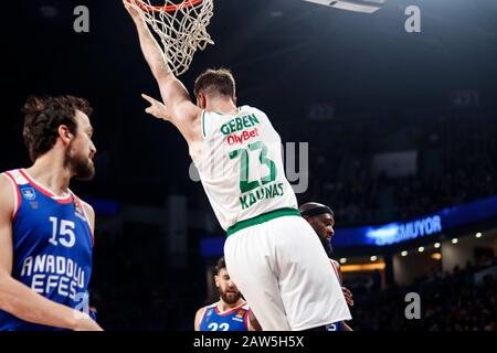 Istanbul/TÜRKEI - 7. FEBRUAR 2020: Martinas Gebt Dunks während des Basketballspiels der Euroleague 2019-20 Runde 24 zwischen Anadolu Efes und Zalgiris Kaunas im Sinan erdem Dome. Stockfoto