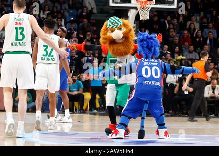 Istanbul/TÜRKEI - 7. FEBRUAR 2020: Die Mannschaftsmaskotten von Zalgiris Kaunas "The Zalgirinis" und Anadolu Efes "The Caylak" während des Basketballspiels der Euroleague 2019-20 Runde 24 zwischen Anadolu Efes und Zalgiris Kaunas im Sinan erdem Dome. Stockfoto