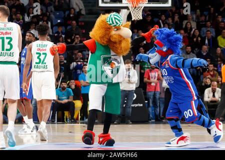 Istanbul/TÜRKEI - 7. FEBRUAR 2020: Die Mannschaftsmaskotten von Zalgiris Kaunas "The Zalgirinis" und Anadolu Efes "The Caylak" während des Basketballspiels der Euroleague 2019-20 Runde 24 zwischen Anadolu Efes und Zalgiris Kaunas im Sinan erdem Dome. Stockfoto