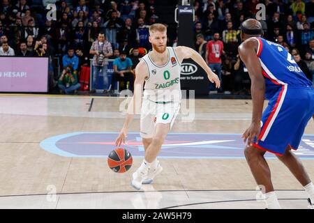 Istanbul/TÜRKEI - 7. FEBRUAR 2020: Thomas Walkup und Chris Singleton während des Basketballspiels der Euroleague 2019-20 Runde 24 zwischen Anadolu Efes und Zalgiris Kaunas im Sinan erdem Dome. Stockfoto