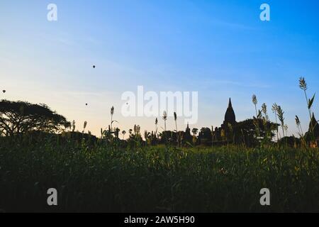 Heißluftballons über einem buddhistischen Tempel in Bagan, Myanmar Stockfoto