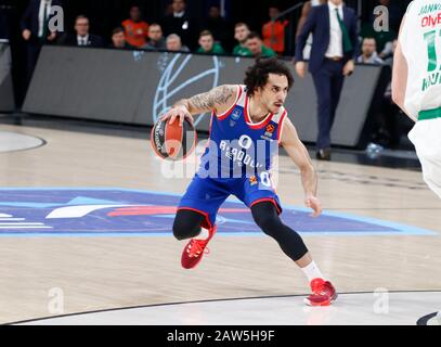 Istanbul/TÜRKEI - 7. FEBRUAR 2020: Shane Larkin während des Basketballspiels der Euroleague 2019-20 Runde 24 zwischen Anadolu Efes und Zalgiris Kaunas im Sinan erdem Dome. Stockfoto