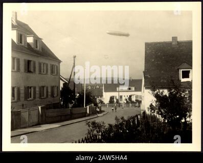 1939, DEUTSCHLAND: Der ZEPELIN PROBEFAHRT überfliegen Häuser , Sommer 1939 . Foto des anonymen deutschen Amateurfotografen . Der LZ 130 Graf Zepelin II Stockfoto
