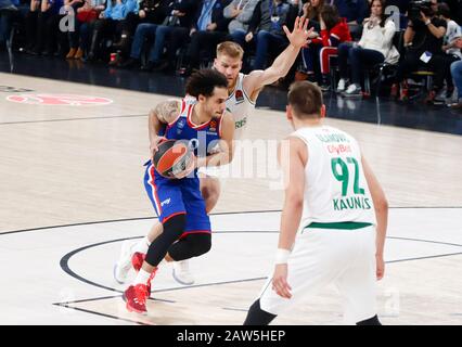 Istanbul/TÜRKEI - 7. FEBRUAR 2020: Shane Larkin und Thomas Walkup in Aciton während des Basketballspiels der Euroleague 2019-20 Runde 24 zwischen Anadolu Efes und Zalgiris Kaunas im Sinan erdem Dome. Stockfoto