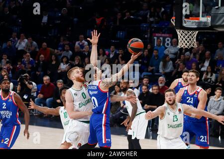 Istanbul/TÜRKEI - 7. FEBRUAR 2020: Shane Larkin und Thomas Walkup in Aciton während des Basketballspiels der Euroleague 2019-20 Runde 24 zwischen Anadolu Efes und Zalgiris Kaunas im Sinan erdem Dome. Stockfoto