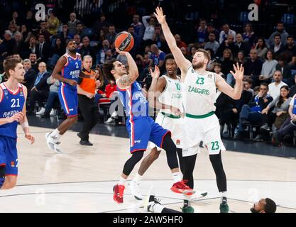 Istanbul/TÜRKEI - 7. FEBRUAR 2020: Shane Larkin und Martinas Leben während des Basketballspiels der Euroleague 2019-20 Runde 24 zwischen Anadolu Efes und Zalgiris Kaunas im Sinan erdem Dome im Einsatz. Stockfoto