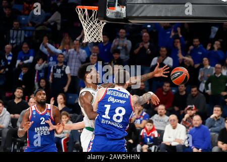 Istanbul/TÜRKEI - 7. FEBRUAR 2020: Nigel Hayes und Adrien Moerman während des Basketballspiels der Euroleague 2019-20 Runde 24 zwischen Anadolu Efes und Zalgiris Kaunas im Sinan erdem Dome. Stockfoto