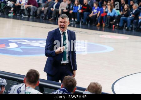 Istanbul/TÜRKEI - 7. FEBRUAR 2020: Trainer Sarunas Jasikevicus während der Euroleague 2019-20 Runde 24 Basketballspiel zwischen Anadolu Efes und Zalgiris Kaunas im Sinan erdem Dome. Stockfoto