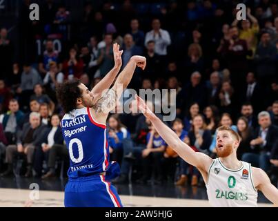 Istanbul/TÜRKEI - 7. FEBRUAR 2020: Shane Larkin und Thomas Walkup während des Basketballspiels der Euroleague 2019-20 Runde 24 zwischen Anadolu Efes und Zalgiris Kaunas im Sinan erdem Dome. Stockfoto