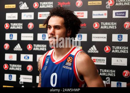 Istanbul/TÜRKEI - 7. FEBRUAR 2020: Shane Larkin nach dem Basketballspiel der Euroleague 2019-20 Runde 24 zwischen Anadolu Efes und Zalgiris Kaunas im Sinan erdem Dome. Stockfoto