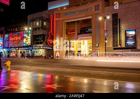 Los ANGELES - 11. SEPTEMBER 2019: Dolby Theatre on Walkway feiert nachts auf dem Hollywood Boulevard Stockfoto