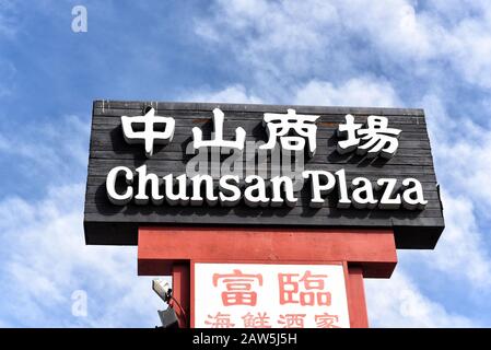 Los ANGELES, KALIFORNIEN - 05. FEBRUAR 2020: Schild "Chunsan Plaza" im Herzen von Chinatown, einer beliebten Einkaufsstraße für Einheimische und Touristen. Stockfoto