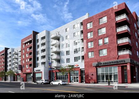 Los ANGELES, KALIFORNIEN - 05. FEBRUAR 2020: Apartmentgebäude und Geschäfte am Broadway im Herzen von Chinatown. Stockfoto